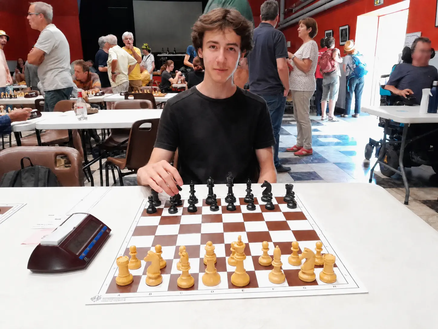 Jaouen Bertrand assis devant son échiquier lors du festival de Saint-Antonin-Noble-Val