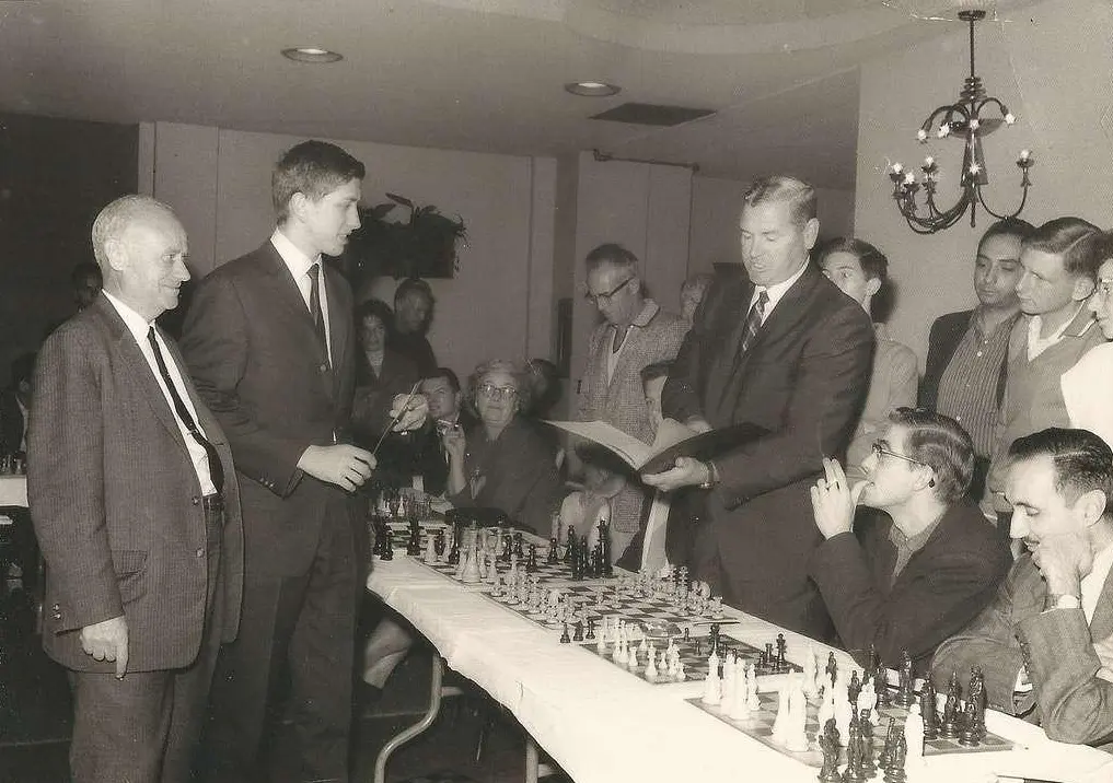 Le jeune Bobby Fischer lors d’une simultanée