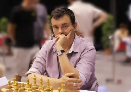 Le grand maître international Éric Prié concentré devant l'échiquier.