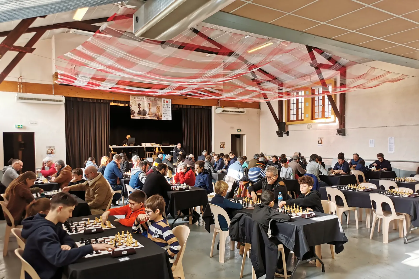 La salle décorée lors de la première édition d'Échecs et Truffes.