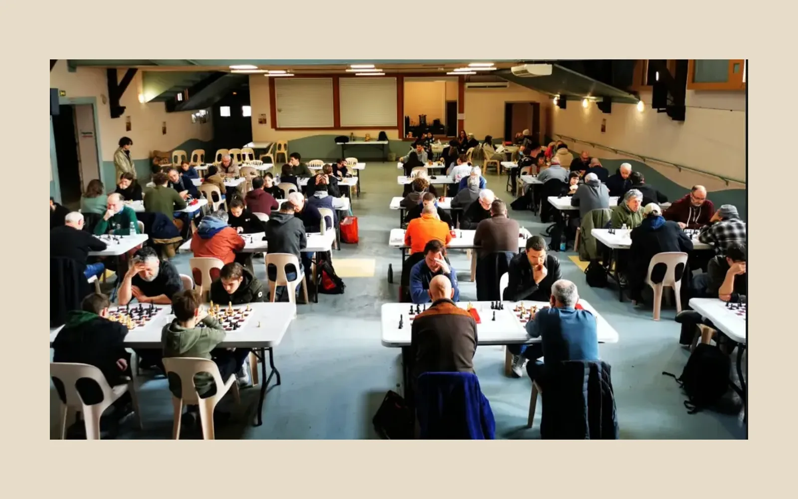 La grande salle comble pendant le tournoi Échecs et Truffes 2026.