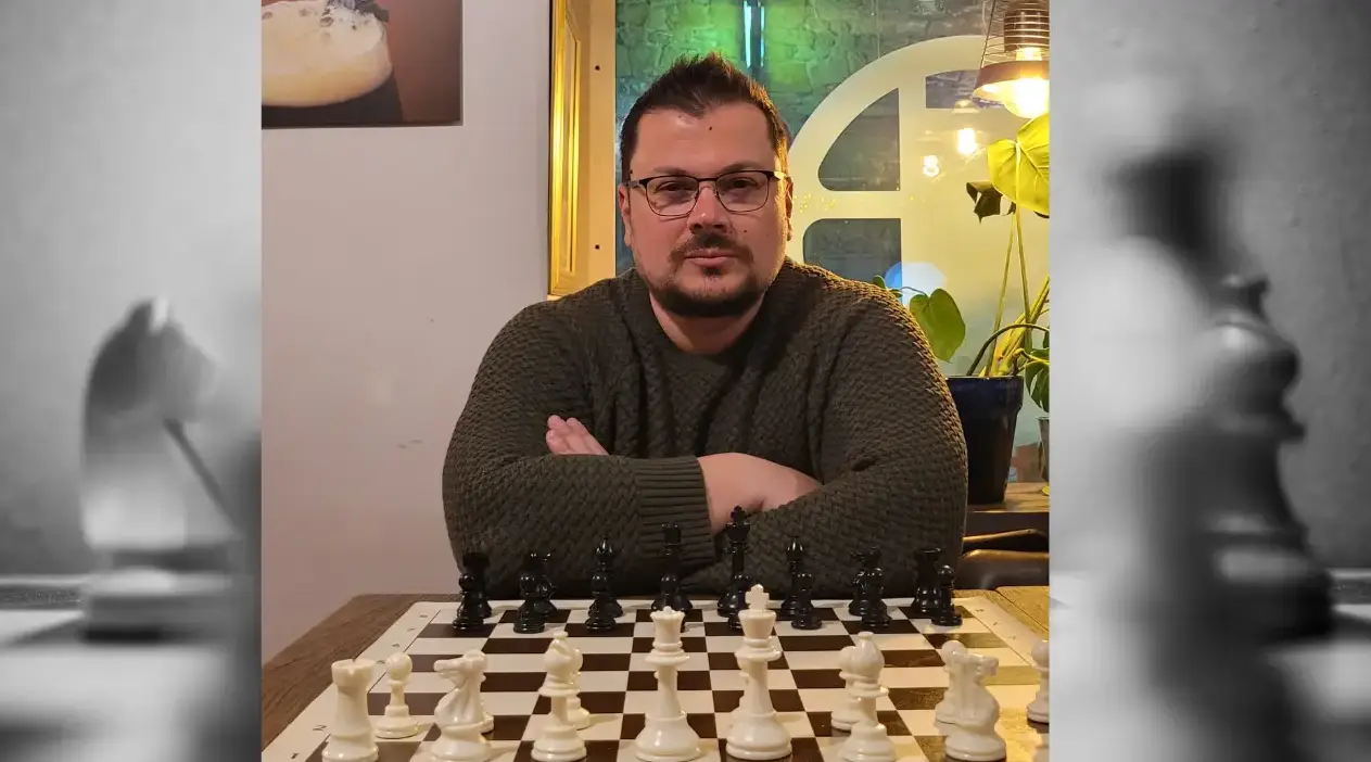 Dino Milanovic à une table d’échiquier