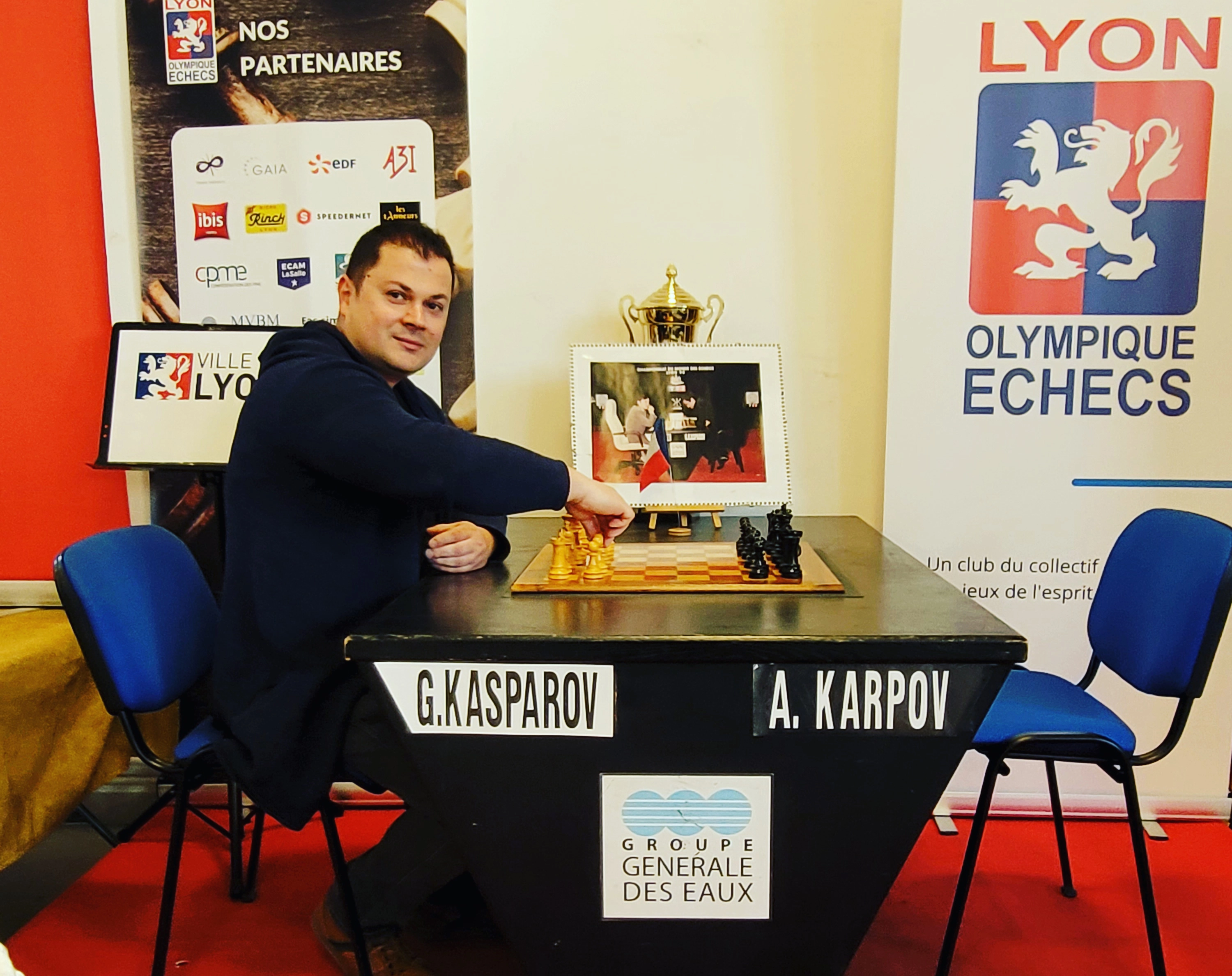Dino Milanovic assis à la table du match Kasparov–Karpov à Lyon