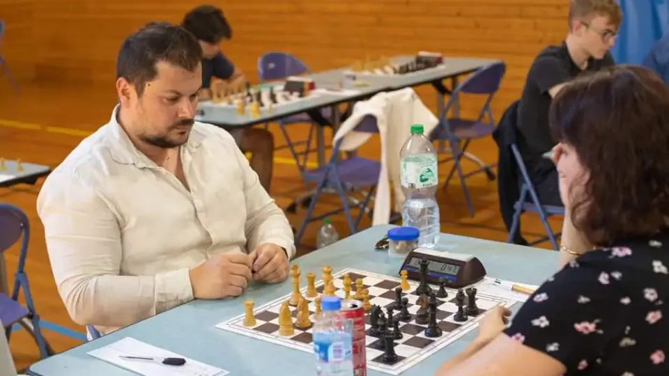 Dino Milanovic joue une partie d’échecs